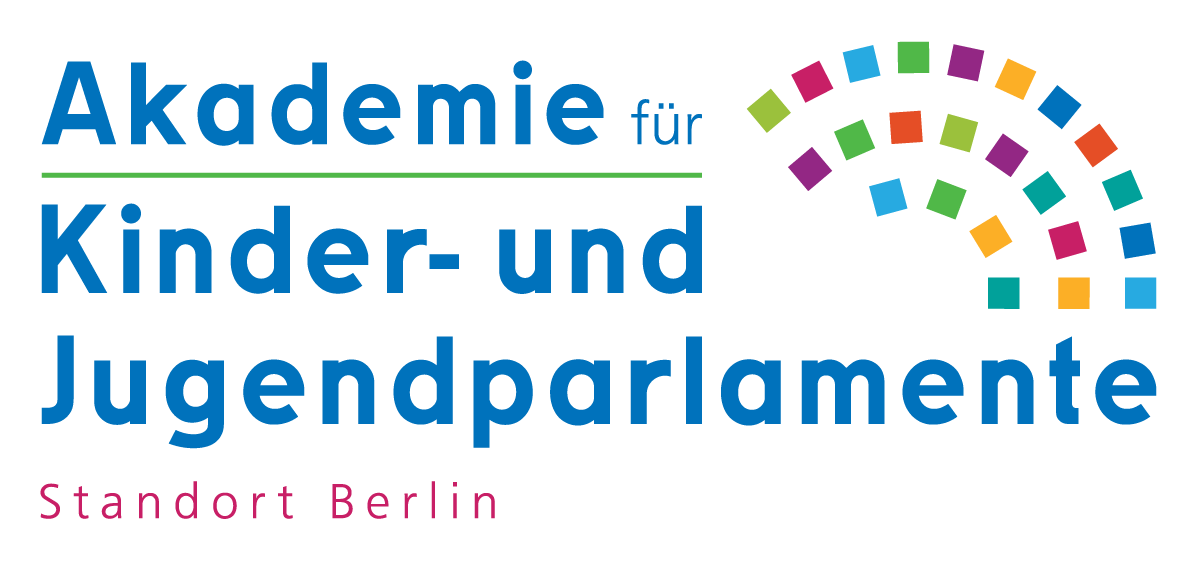 Die Abbildung zeigt das Logo der Akademie für Kinder und Jugendparlamente für den Standort Berlin. Es besteht aus einem blauen Schriftzug, der lautet „Akademie für Kinder und Jugendparlamente“ sowie einer Ergänzung „Standort Berlin“ in pink. Neben dem Schriftzug ist ein Halbkreis aus regenbogenfarbigen Rechtecken angeordnet. Es erinnert an die Sitzordnung in Parlamenten. © Arbeitskreis deutscher Bildungsstätten e.V., 2021